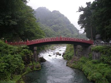 Puente rojo sagrado de Nikko en Japón